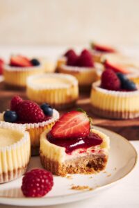 Preparing easy mini cheesecake recipes